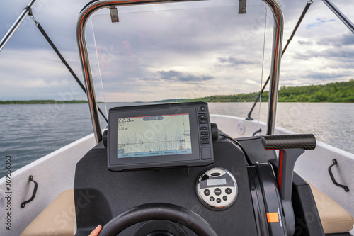 Motorboot auf einem leeren See mit Echolot zur Fischsuche für Angler photo
