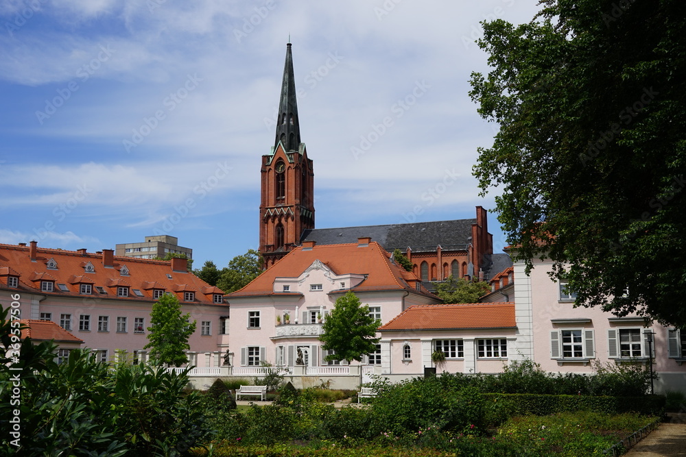 Gertraudenpark mit Kirche in der Gubener Vorstadt von Frankfurt (Oder)