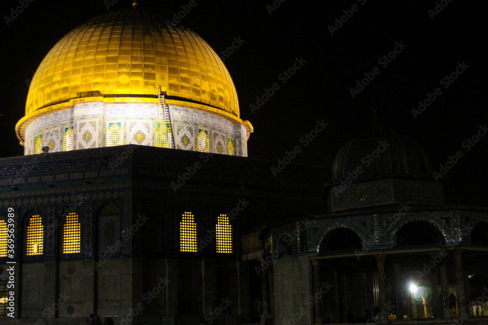 dome of the rock in jerusalem in night