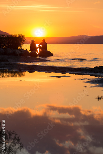 Sonnenuntergang am Bodensee mit Paar