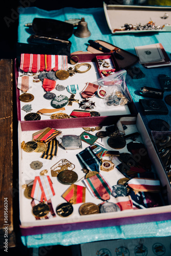 Kolekcja starych medali, targ staroci, retro pamiątki