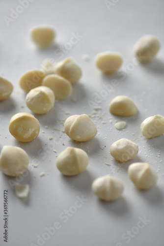 Macadamia Nüsse auf weißem Marmor Tisch