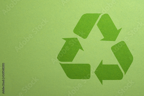 Recycling Symbol gedruckt auf grünem Papier