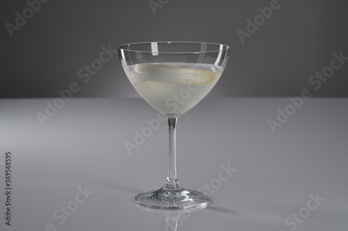 Spargel Martini auf weißer reflektierender Oberfläche mit grauem Hintergrund