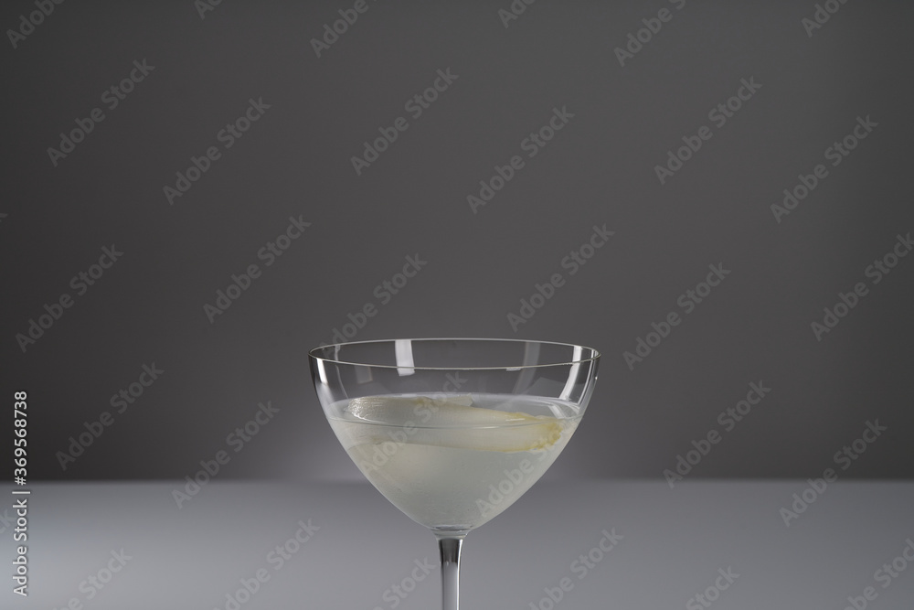 Spargel Martini auf weißer reflektierender Oberfläche mit grauem Hintergrund Spargel Martini auf weißer reflektierender Oberfläche mit grauem Hintergrund