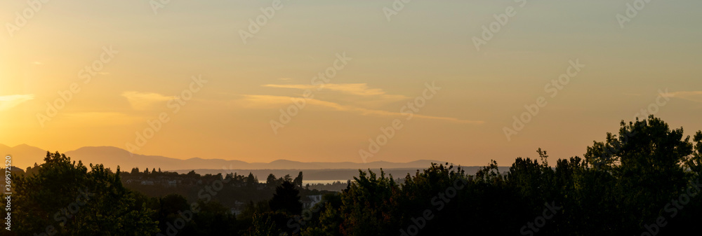 Obraz premium Wide panorama view of the Olympic Mountain Range in Washington State. The view of the Olympic mountain range is from the Capitol Hill district in Seattle during early evening hours.