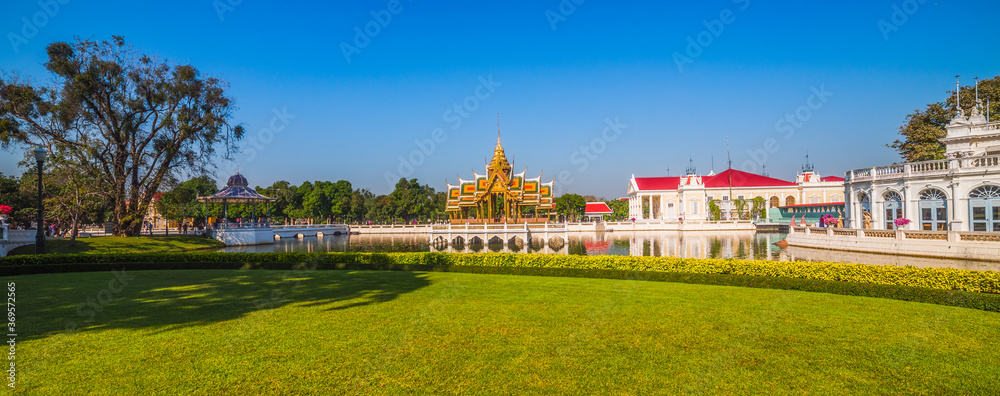 Obraz premium Royal Summer Palace or Bang Pa-In on a Lake near Bangkok, Ayutthaya Province, Thailand