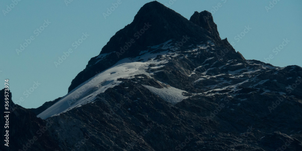 Naklejka premium Nieve en el pico de una montaña