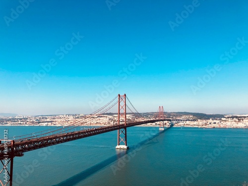 Puente sobre el río en la ciudad de Lisboa
