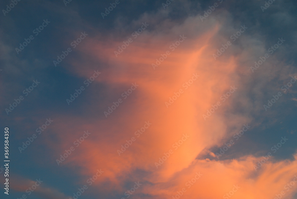 Nuvens vermelhas no céu azul em final de tarde - Efeito de luz