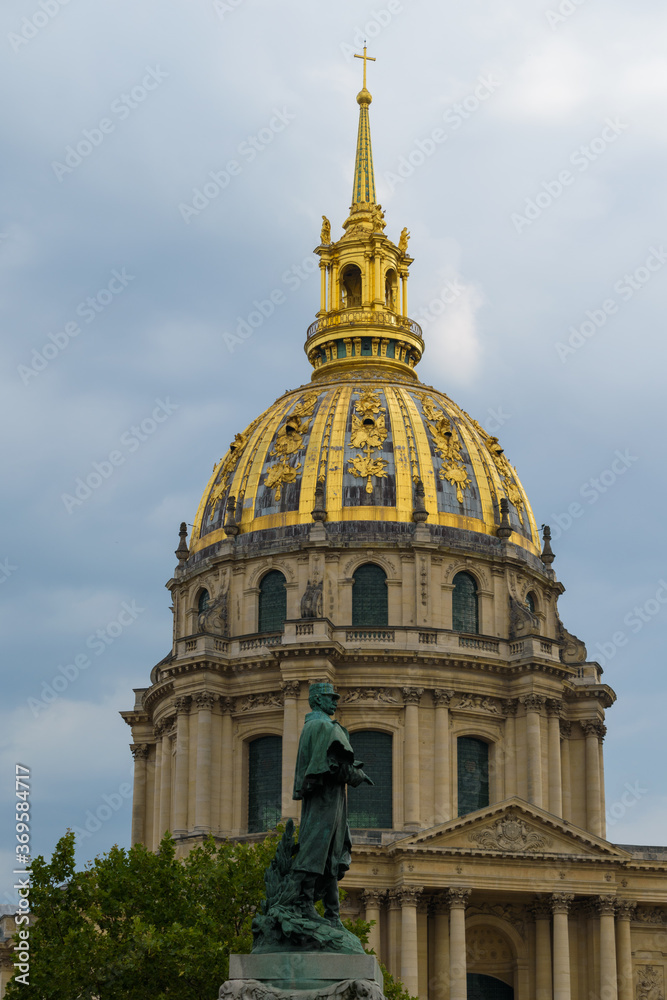 Cúpula dorada de catedral antigua en europa con adornos y cruz en parte superior
