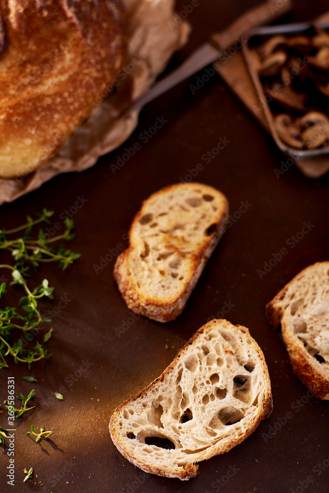 composição de fatias de pão sobre fundo escuro