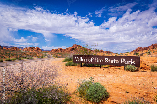 Foto Entrance Sign of the Valley of Fire State Park in Nevada
