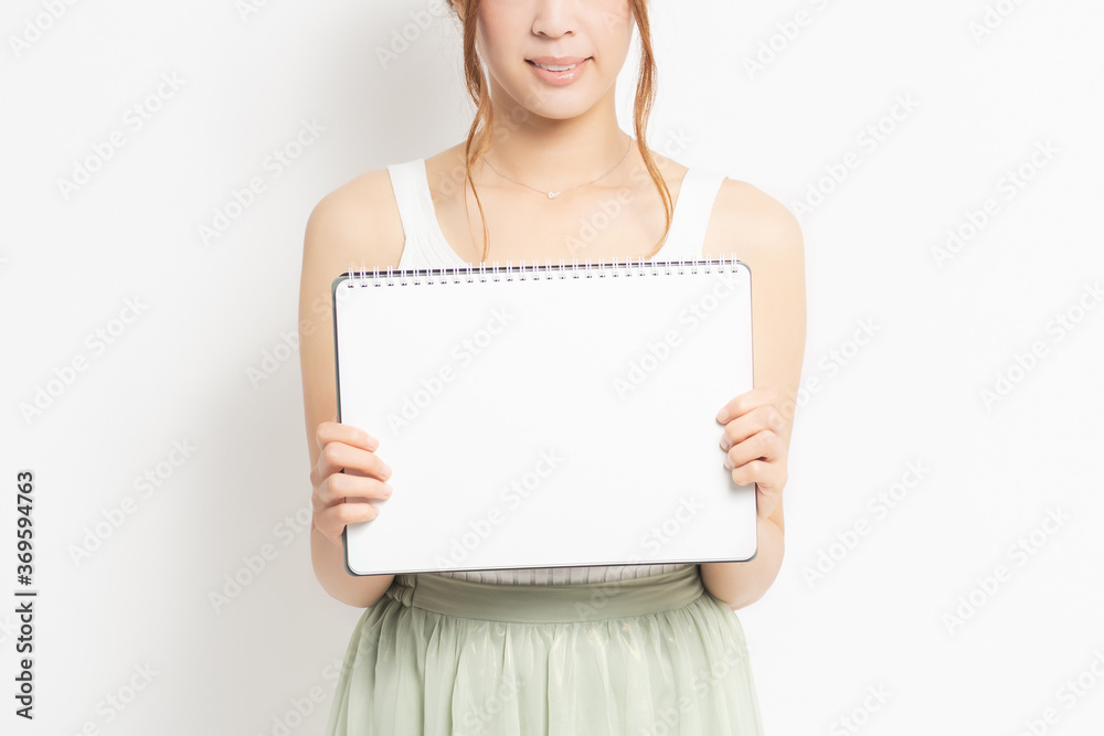 スケッチブックを持つ若い女性 スケッチブックを持つ若い女性