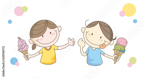 ソフトクリームを手に持つ子供たち