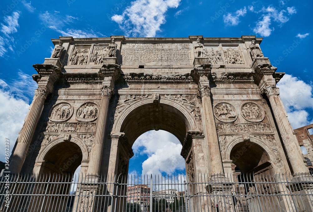 Obraz premium Arch of Constantine in Rome on a cloudy day