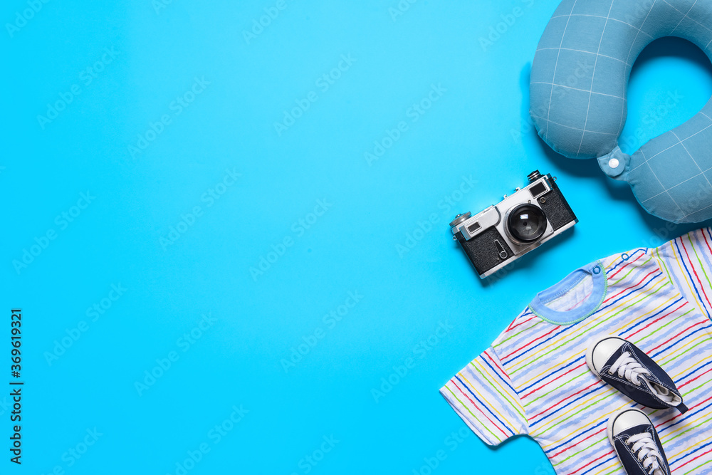 Fototapeta premium Travel accessories for children on color background