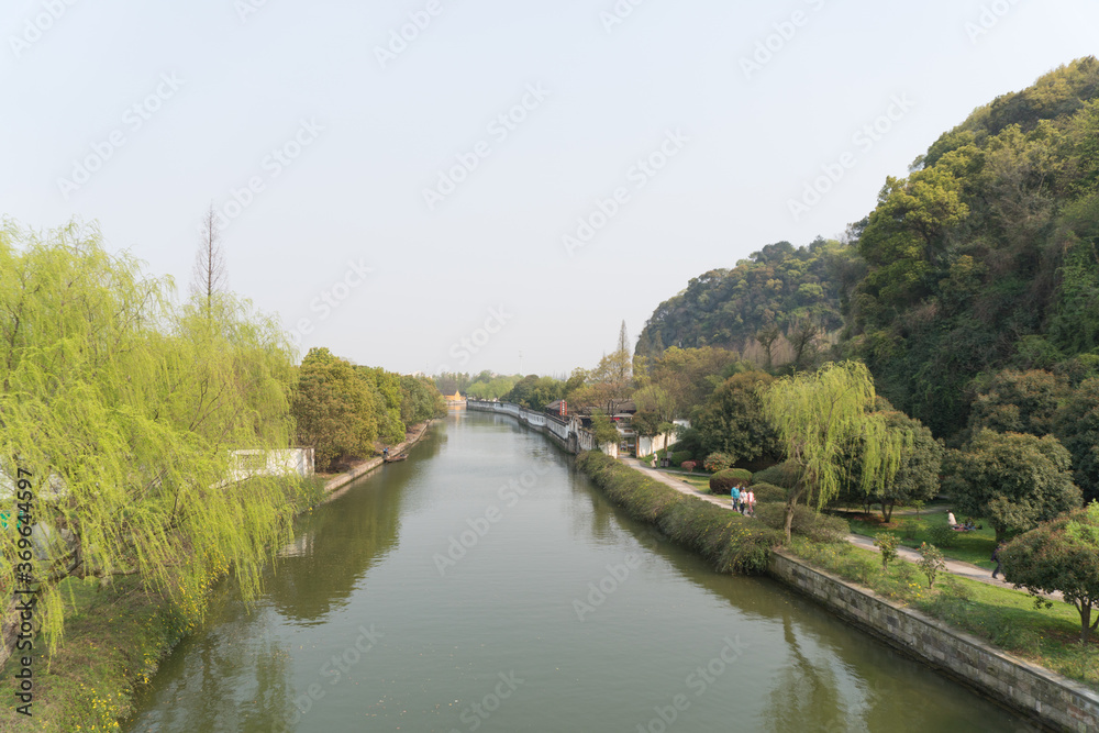 中国　川辺の景色