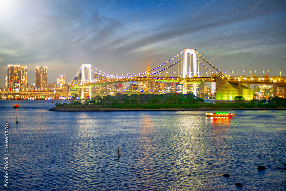 Fototapeta premium Night view of Rainbow Bridge in Odaiba, Tokyo