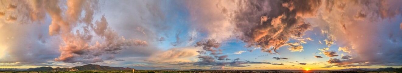 Fototapete Sonnenuntergang Erstaunliche panoramische Luftaufnahme des Sonnenunterganghimmels. Schöne Wolken und Farben in der Abenddämmerung  © jovannig