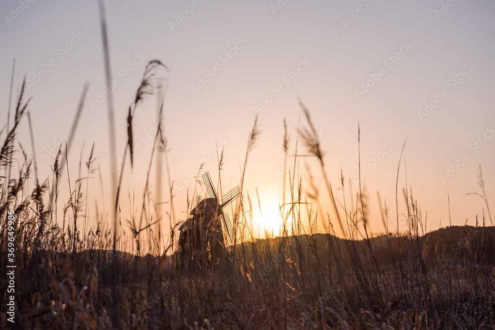 Obraz premium The beautiful landscape of windmill town in the early morning at dawn.