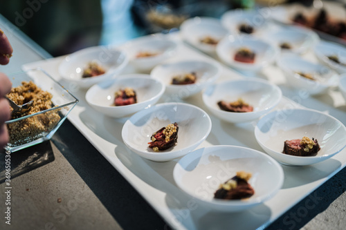 catering de carne en platos individuales con caviar