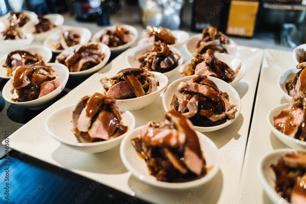 Catering sobre mesa con platos de carne en salsa individuales Catering sobre mesa con platos de carne en salsa individuales