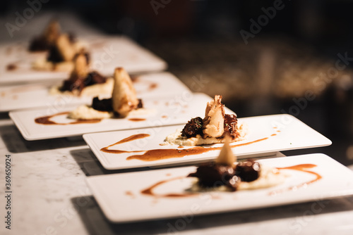 Detalle de plato de carne de ternera sobre base de hummus