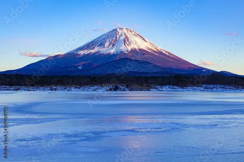 富士山と全面氷結した精進湖、山梨県富士河口湖町にて