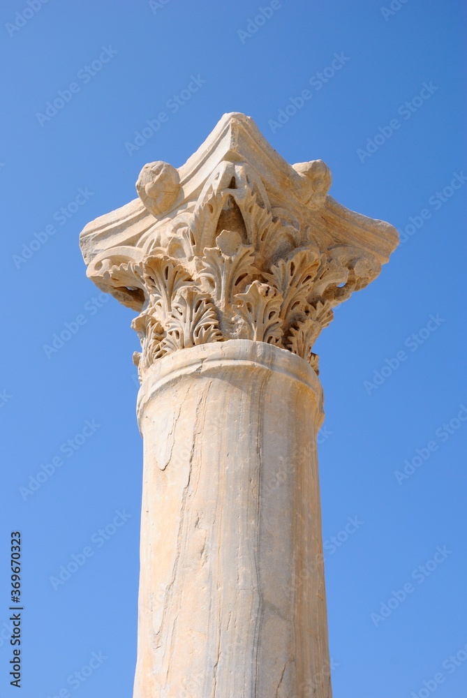 Φωτογραφία Well preserved carved column at the Neolithic period Kourion Ancient city on the