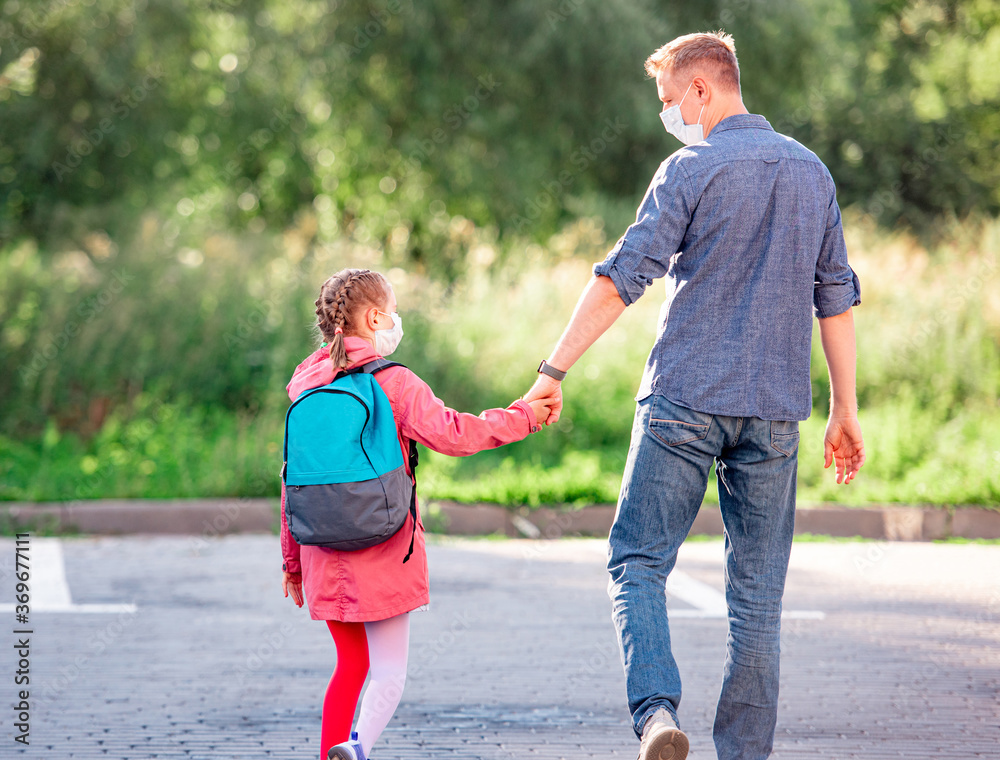 Obraz premium Daughter walking with father after school