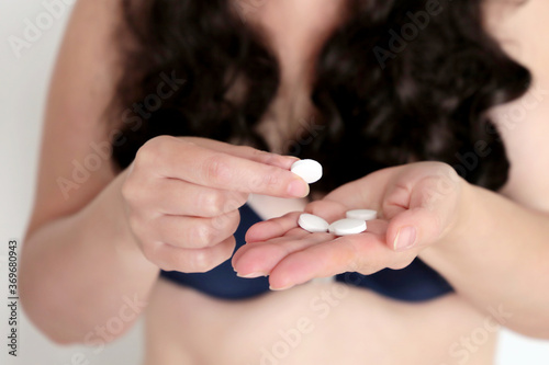 Fotografia Woman with pills, white tablet in female hand