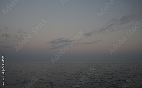 La méditerranée à l'heure bleue. La différence entre la mer et le ciel disparaît peu à peu.