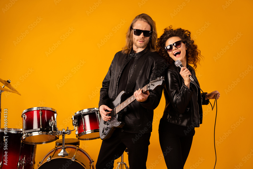 Φωτογραφία Positive two people man woman famous rock team girl sing mic composition guy pla