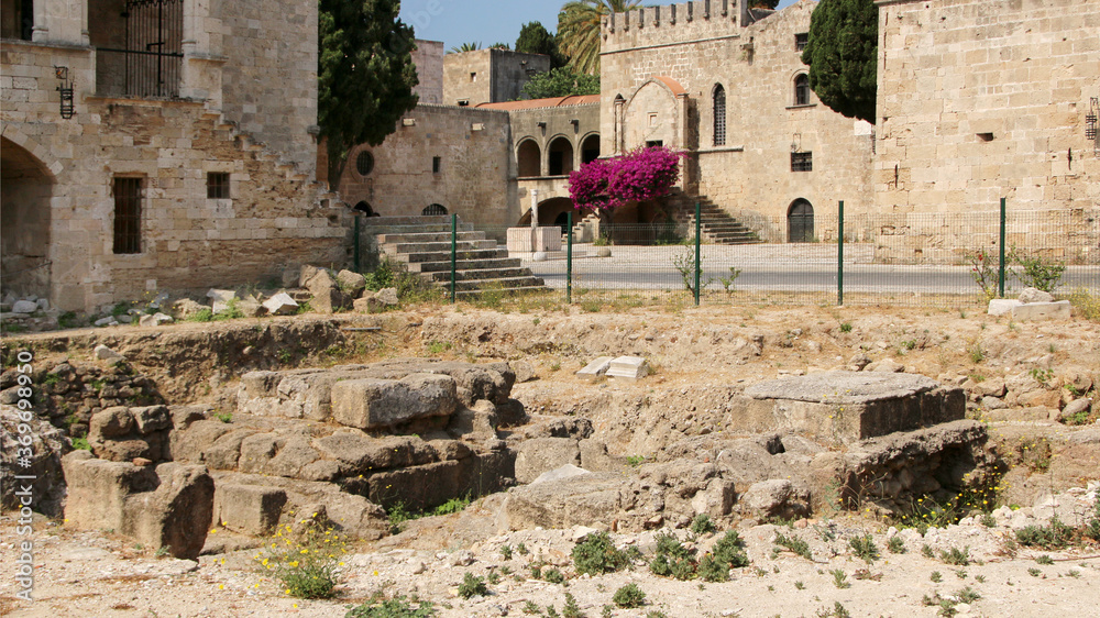 Φωτογραφία Temple of Aphrodite, ruins of antique temple and columns remains, the Old Town o