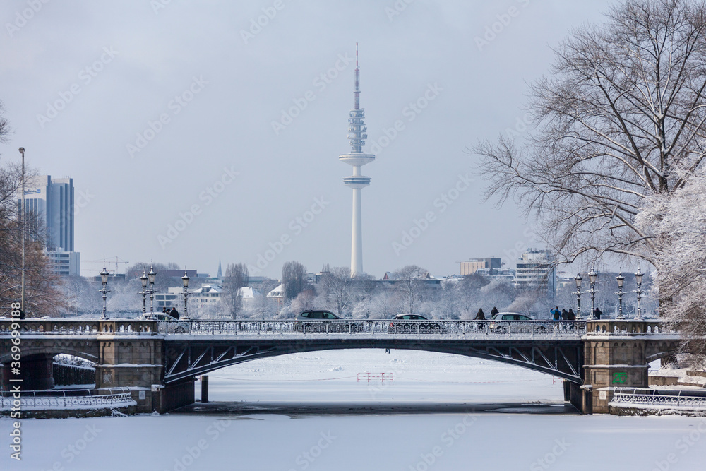 Hamburg im Winter, Blick vom Mundsburger Damm zur Schwanenwik Brücke, Hamburg, Deutschland