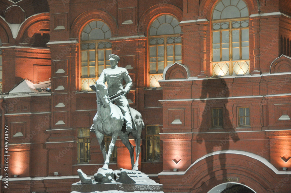 Obraz premium Photo of buildings of the Kremlin and Red Square in Moscow taken during a snowstorm at night