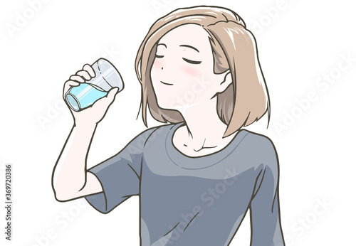 コップで水などを飲む女性