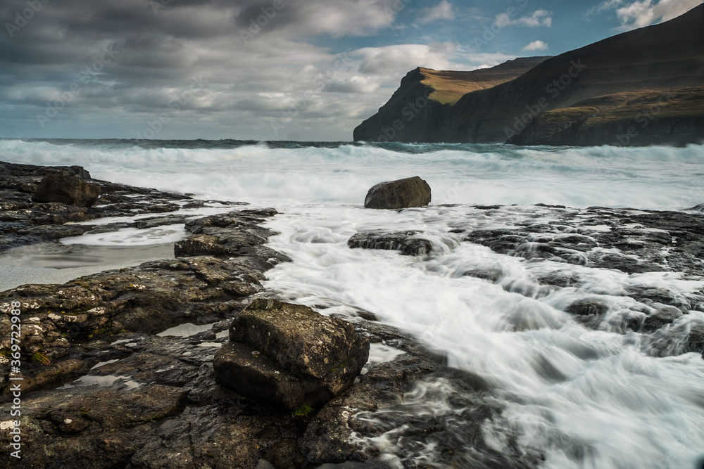Fototapeta premium waves crashing on rocks in faroe islands 