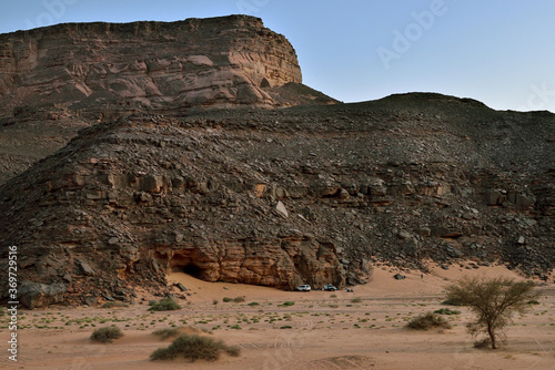 TASSILI TADRART. ALGERIA. SAHARA DESERT LANDSCAPE WITH SAND DUNES AND ROCK FORMATIONS. SAFARI AND TREKKING IN ALGERIA. 
