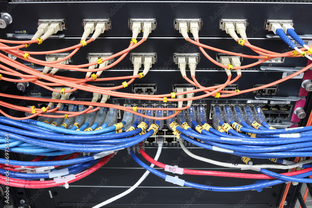 cable network, fiber optic cable connect to switch port in server room  ,Concept network management foto de Stock | Adobe Stock