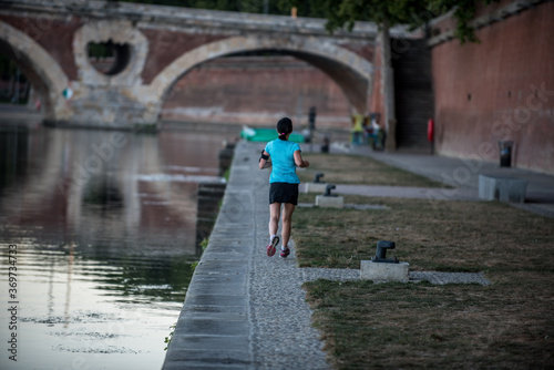 Femme courant en ville à Toulouse