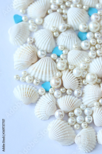 夏イメージ 貝殻と真珠と水色のハートの背景