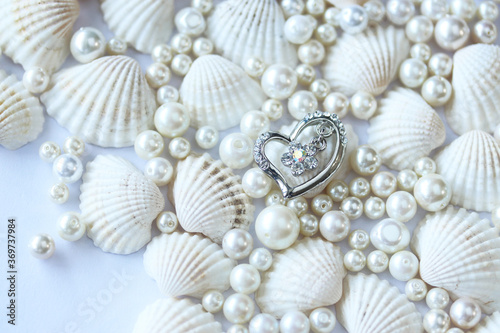 夏イメージ キラキラハートと貝殻と真珠の背景