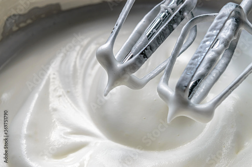 Canvastavla whipped egg white with sugar for cream