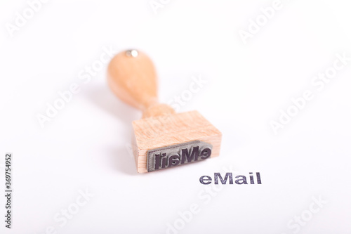 Stempel aus Holz mit dem Wort eMail