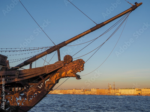 Fotografía Bow and mast of an old wooden sailing ship