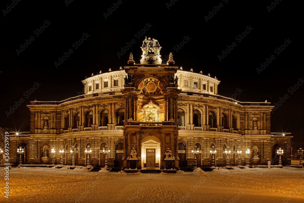Die Semperoper Dresden zur Weihnachtszeit im Schnee