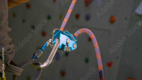 Φωτογραφία CLOSE UP: Grigri belaying device as belayer assists climber during their ascent
