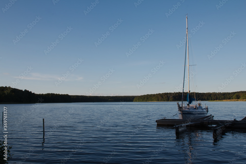 przycumowana łódź na jeziorze 